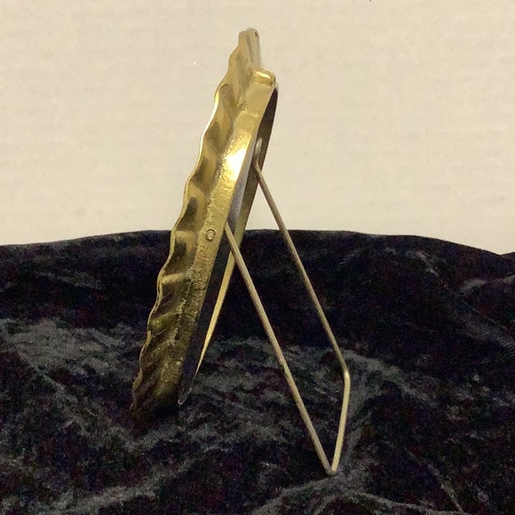 Solid Brass 6” tall Scalloped edge black velour backing photo frame - Picture 2 of 4